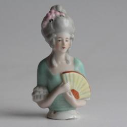 Demi figurine porcelaine Femme Marquise à l'éventail