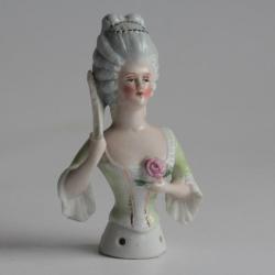 Demi figurine porcelaine Femme Marquise à l'éventail