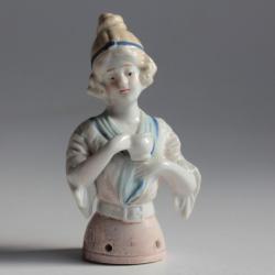 Demi figurine porcelaine Jeune fille à la tasse Carl Schneider