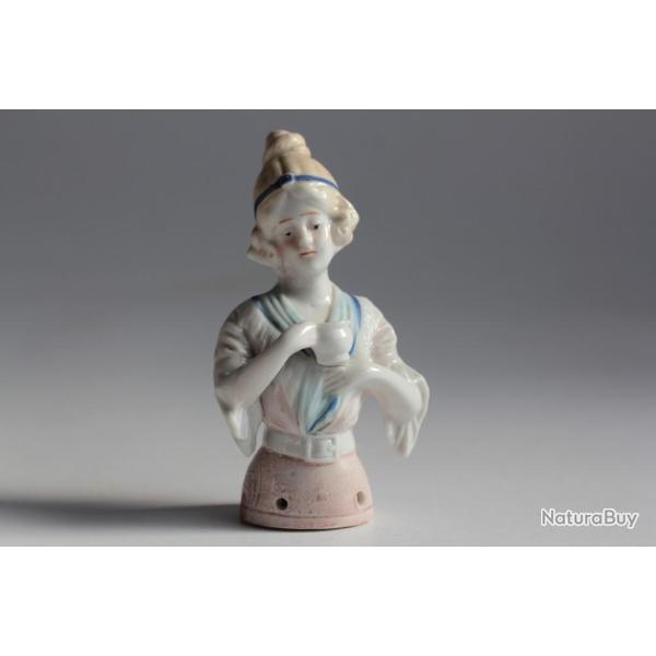 Demi figurine porcelaine Jeune fille � la tasse Carl Schneider