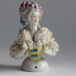 Demi figurine porcelaine Femme Marquise Aelteste Volkstedter