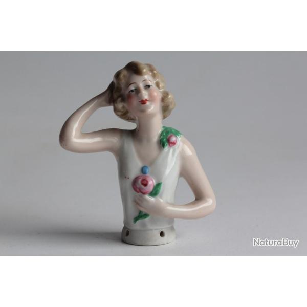 Demi figurine porcelaine Femme � la rose