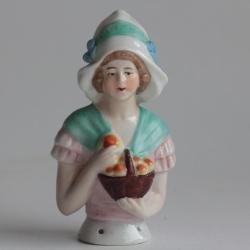 Demi figurine porcelaine Femme au panier de pommes