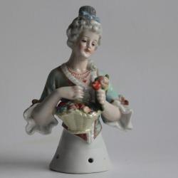 Demi figurine porcelaine Femme Vendeuse de fleurs
