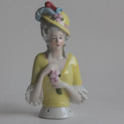 Demi figurine porcelaine Femme au bouquet de fleurs