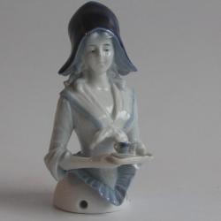 Demi figurine porcelaine bleue Chocolati&egrave;re Galluba & Hofmann