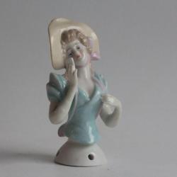 Demi figurine porcelaine Femme lisant une lettre