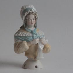 Demi figurine porcelaine Femme tricotant une chaussette