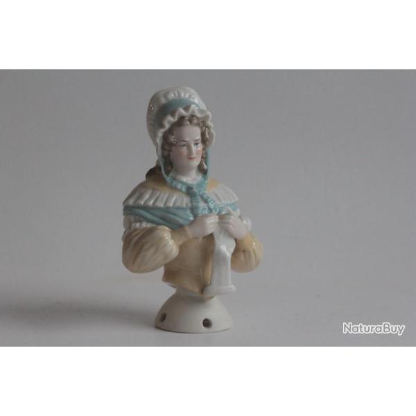 Demi figurine porcelaine Femme tricotant une chaussette