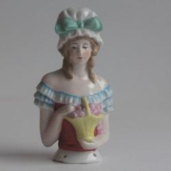 Demi figurine porcelaine Femme au panier de roses