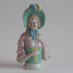 Demi figurine porcelaine Femme au chapeau