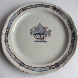 Plat cul noir fa&iuml;ence Rouen panier fleuri XIX si&egrave;cle