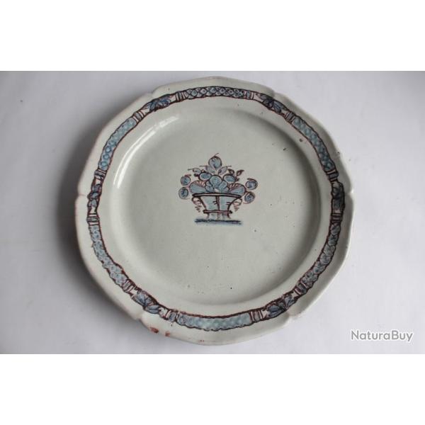 Plat cul noir fa�ence Rouen panier fleuri XIX si�cle
