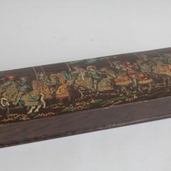 Boite &agrave; gants bois laqu&eacute; Chevaliers XIXe si&egrave;cle Napol&eacute;on III