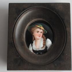 Peinture miniature sur porcelaine Paysanne Costume Suisse