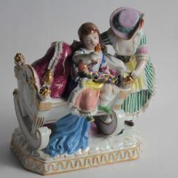 Enfant jouant dans son berceau porcelaine Royal Vienna Autriche