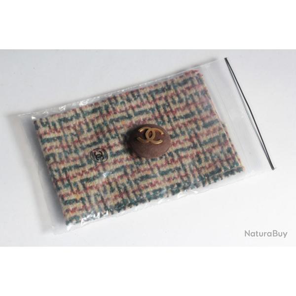 CHANEL Bouton daim marron et mtal dor vintage