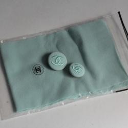 CHANEL Boutons tissu brodé bleu vintage