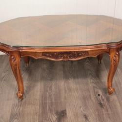 Table basse ovale style Louis XV avec plateau en verre