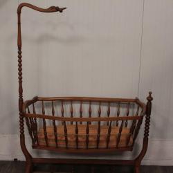 Lit Berceau Col de cygne noyer XXème siècle