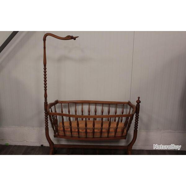 Lit Berceau Col de cygne noyer XXme sicle