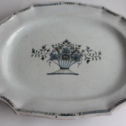 Grand plat cul noir faïence Rouen panier fleuri XVIIIe siècle