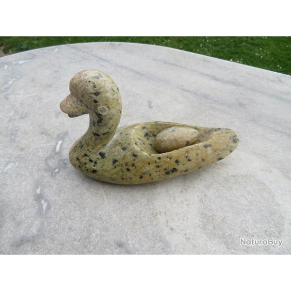 Ancienne grande sculpture de canard stylis� enti�rement en pierre dure naturelle (Vers 1950-60)