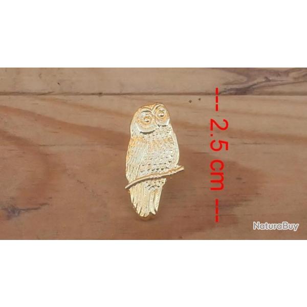 Insigne en m�tal repr�sentant une Chouette perch�e  ( Dor�e ) end