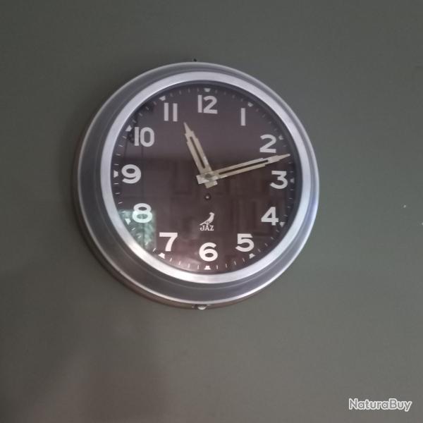horloge murale JAZ  mod�le " VISIC " fond marron ( proc�d� PHOTAL DAMIEN , tr�s peu courant ! )