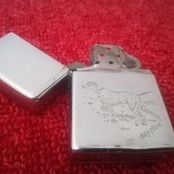 V&eacute;ritable briquet ZIPPO, gravure "pointer &agrave; l'arr&ecirc;t"