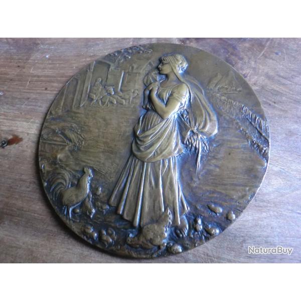 plaque bronze haut relief paysanne a la ferme  sign�e roty