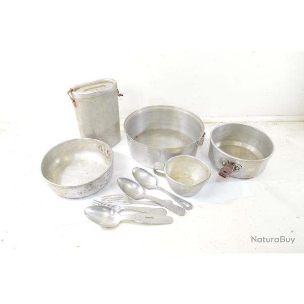 Lot accessoires de cuisine, gamelles quart plats aluminium. Ann�es 1930 1950 Camping reconstitution