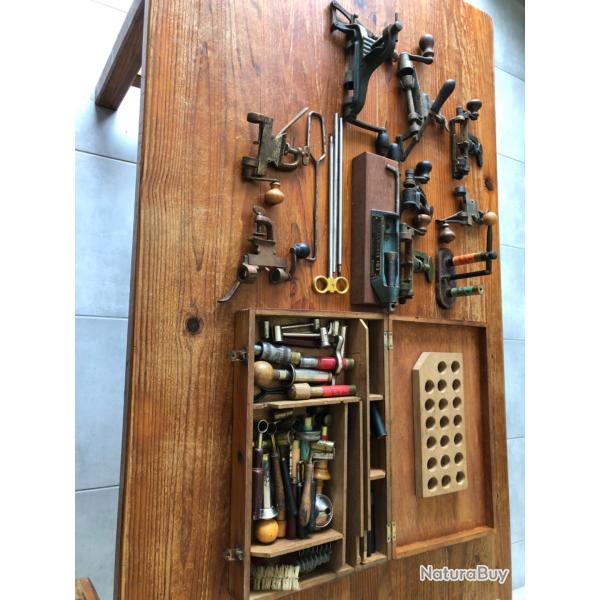 Sertisseur et coffret de rechargement