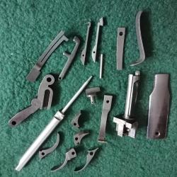 Lot divers pi&egrave;ces. -  UBERTI. Carabine et r&eacute;volver.