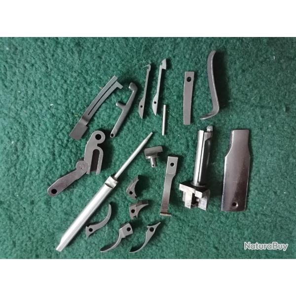 Lot divers pi�ces. -  UBERTI. Carabine et r�volver.