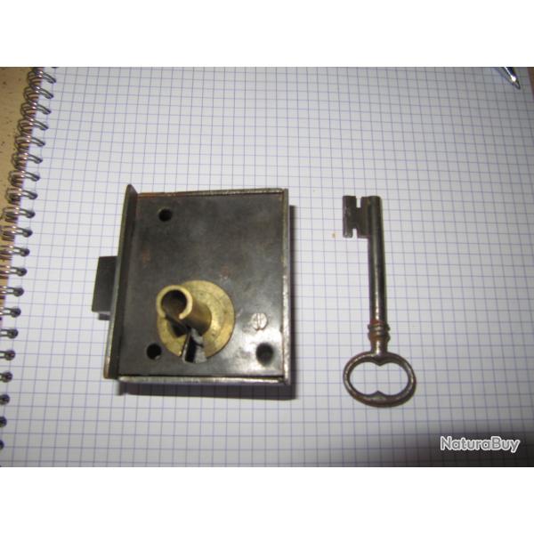 Serrure ancienne placard r�vis� -SER1