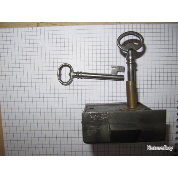 Serrure ancienne placard r�vis� -SER2
