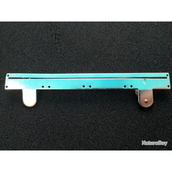 Support en m�tal pour m�daille militaire britannique - Largeur : 12.5 cm H:1.8