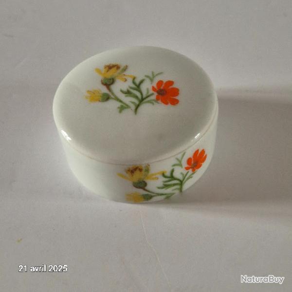 Boite � bijoux ou � pilules en porcelaine blanche, peinte � la main