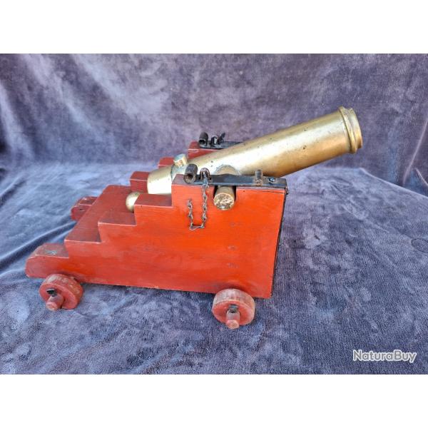 Fort canon de f�te sur support bois XIX si�cle.
