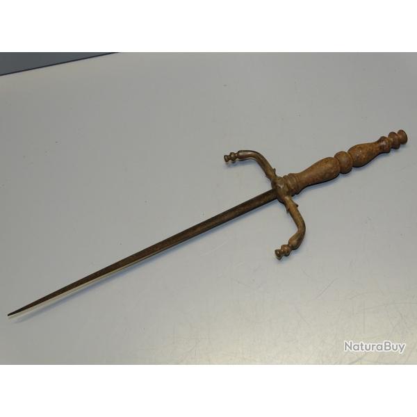 ANCIENNE DAGUE DE CHEVET OU MAIN GAUCHE FER FORGE lame triangulaire