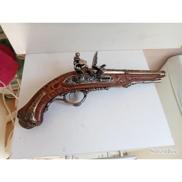 pistolet de d�coration en exellent �tat longueur 39 cm largeur 8 cm hauteur 15 cm avec tr�pied