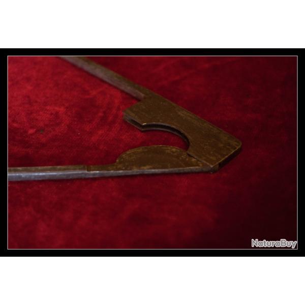 Coupe queues pour chevaux  ( .ancien  ) .