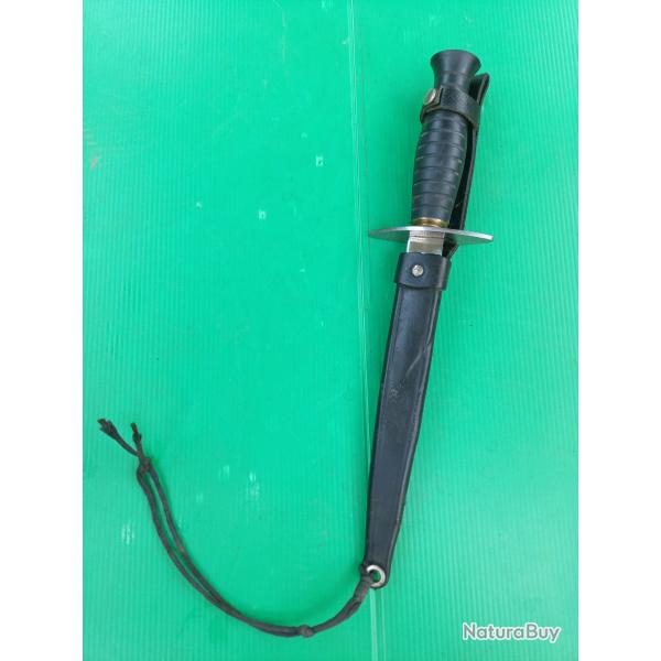 DAGUE DE COMBAT SPECIAL BERET ROUGE  .  COMPLET  AVEC SON FOURREAU CUIR .