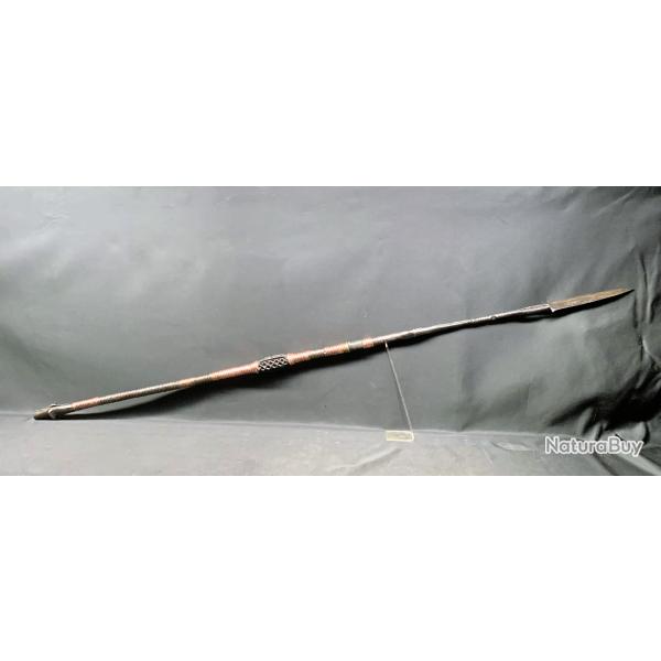 ANCIENNE ET BELLE LANCE AFRICAINE NGBANDI, XIX SIECLE, CONGO,  CUIVRE ET FER BLANC ET BOIS SCULPTE B