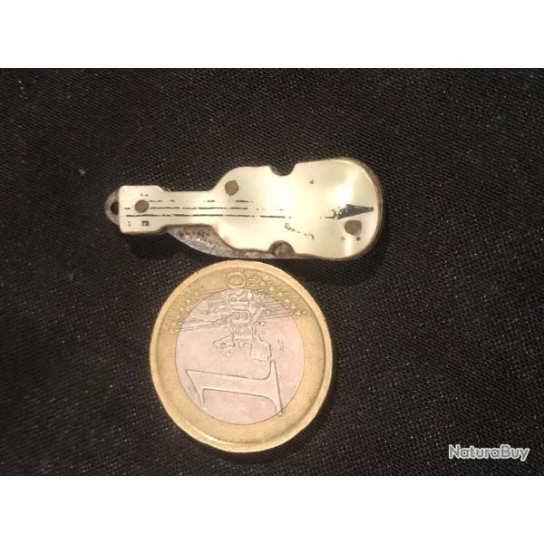 tres petit  couteaux pliants EN FORME DE GUITARE EN NACRE