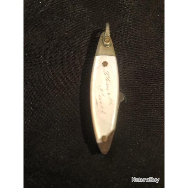 PETIT COUTEAU PLIANT MANCHE NACRE AVEC ACCIDENT