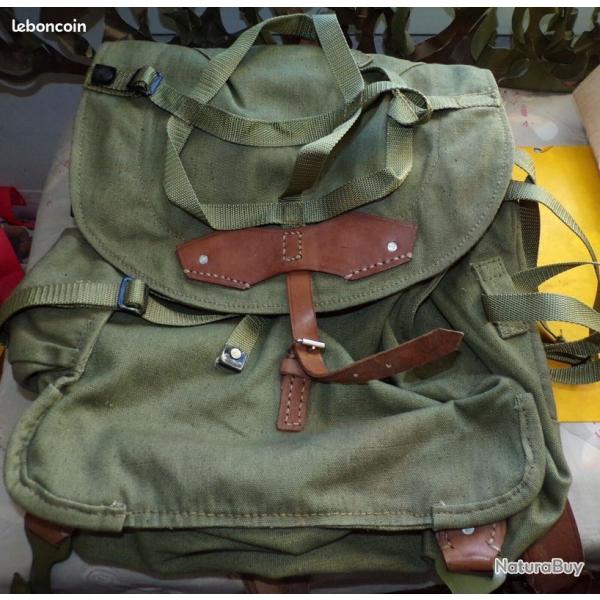 LOT DE 2 SACS A DOS ROMANIAN ARMY BACKPACK CANVAS WWII , EMPLACEMENT POUR LE CASQUE , TAMPON SUR LES