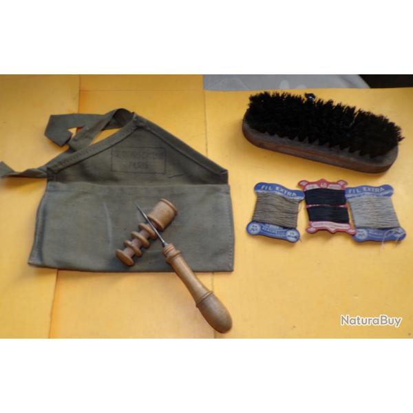 POCHETTE AVEC NECESSAIRE A COUDRE WWII , AVEC 3 POCHETTES DE FILS ET AIGUILLE SUR SON SUPPORT EN BUI