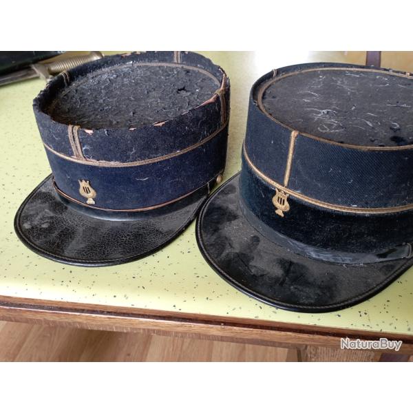 Deux k�pis Fran�ais, musique militaire.